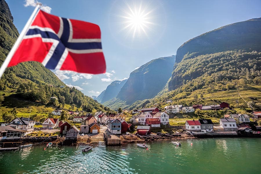 Vakkert fiskevær Undredal mot fjell ved Flam